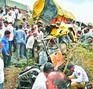 18 killed in a triple crash near Dhule | धुळ्याजवळ तिहेरी अपघातात १८ ठार