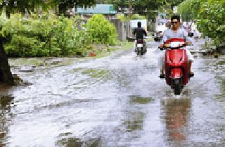 Rainfall caused by rain: | पावसाने काढले वाभाडे :