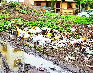 Fifteen days after the drainage gutter! | दर पंधरा दिवसांनी तुंबतात गटारी !