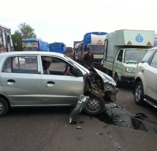 Mumbai second highway accident on the National Highway today; Danghe is seriously injured | मुंबई गोवा राष्ट्रीय महामार्गावर आज दुसरा भिषण अपघात; दाेघे गंभीर जखमी