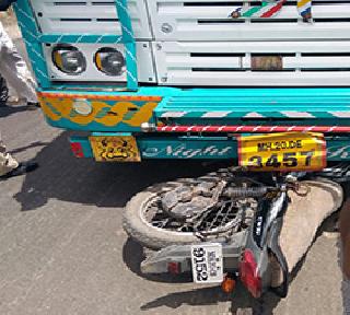 In Aurangabad, the filling truck collided with two-wheeler | औरंगाबादमध्ये भरधाव ट्रकने दुचाकीस्वाराला चिरडले