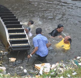 The boat carrying the mayor came down in Goa | गोव्यात महापौर बसलेली होडी उलटली