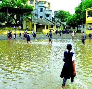 Boiser ZP School grounds | बोईसर जि.प. शाळेच्या मैदानाचे झाले तळे Boiser ZP School grounds | बोईसर जि.प. शाळेच्या मैदानाचे झाले तळे