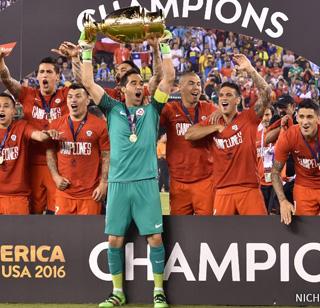 Copa América - Chile beat Argentina 4-2 in the final round | कोपा अमेरिका - रोमहर्षक अंतिम फेरीत चिलीचा अर्जेंटिनावर ४-२ ने विजय