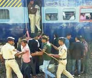 Looters of commuters on the ticket inspection drive | तिकीट तपासणी अभियानाच्या नावे प्रवाशांची लूट