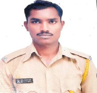 While hanging, a policeman was hanged | गंमतीने फाशी दाखवताना पोलिसाचा जीव टांगणीला