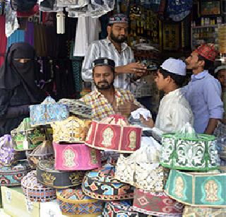 Traditional hats for prayers, special choice for perfume | नमाजपठणासाठी पारंपरिक टोप्या, अत्तरला खास पसंती