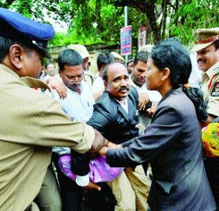 Telangana judge on the road | तेलंगणचे न्यायाधीश रस्त्यावर