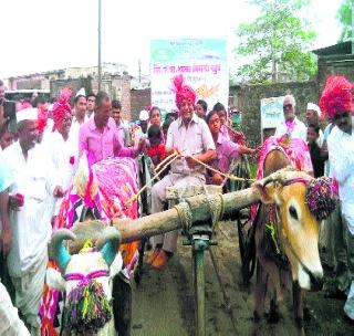 बैलगाडीतून नवगत विद्यार्थ्यांची मिरवणूक