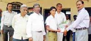 Harshal Lotha, who returned from the air journey, felicitated at Shivaji School of Kurkheda | हवाई सफर करून परतलेल्या हर्षल लोथेचा कुरखेडाच्या शिवाजी शाळेत सत्कार