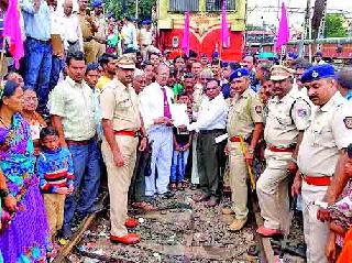Stop the tribal army from Igatpuri | इगतपुरीत आदिवासी सेनेचा रेल रोको Stop the tribal army from Igatpuri | इगतपुरीत आदिवासी सेनेचा रेल रोको