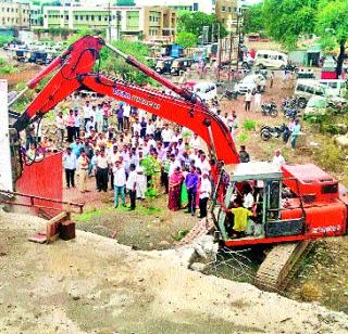 Hammer on 'Golden Lion' at Mancherla | मंचरला ‘स्वर्णकलश’वर हातोडा