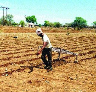 Iron oven farmed ..! | लोखंडी खाटेने आखले शेत..!