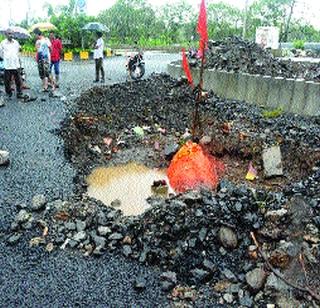 The road has been restored for the purpose | रस्ता कामासाठी देवस्थान बुजवले