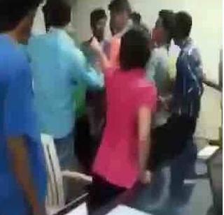 Video: A drunken teenage police station Tamasha, 6 policeman shocked | व्हिडीओ: मद्यधुंद तरूणीचा पोलिस स्थानकात तमाशा, ६ पोलिसांना धक्काबुक्की