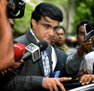 Shastri should not leap into the air; Ganguly's verbal war is rage | शास्त्रींनी हवेत उड्या मारू नये, रागावलेल्या गांगुलीचा शाब्दिक वार