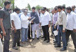 Guardian Minister, Pandan Road's Amravati Pattern, 'Role Model' for the country | पालकमंत्री पांदण रस्त्याचा अमरावती पॅटर्न देशासाठी 'रोल मॉडेल' Guardian Minister, Pandan Road's Amravati Pattern, 'Role Model' for the country | पालकमंत्री पांदण रस्त्याचा अमरावती पॅटर्न देशासाठी 'रोल मॉडेल'