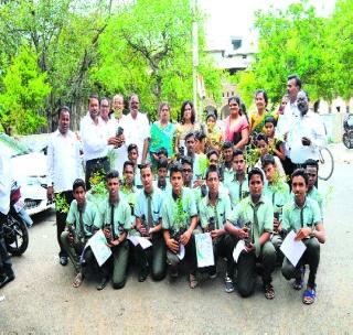 About 20,000 trees distributed to students and parents! | विद्यार्थी व पालकांना सुमारे २0 हजार वृक्षांचे वाटप!