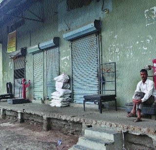 Masala traders do not have stock licenses | मसाला व्यापाऱ्यांकडे साठा परवाना नाही Masala traders do not have stock licenses | मसाला व्यापाऱ्यांकडे साठा परवाना नाही