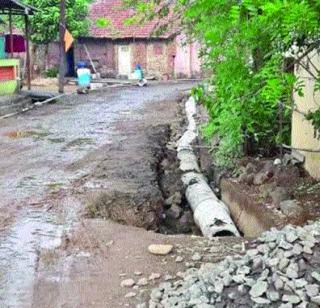 The work that started in Kolhare village is worthless | कोल्हारे गावातील मोऱ्यांचे सुरू असलेले काम निकृष्ट