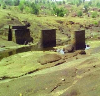 Gawandpadawasias rainy season | गावंदपाडावासियांची पावसाळ्यात कसरत Gawandpadawasias rainy season | गावंदपाडावासियांची पावसाळ्यात कसरत