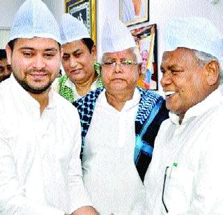 Lalu Prasad's attendance to Manjhi's Iftar party | मांझीच्या इफ्तार पार्टीला लालूप्रसादांची हजेरी