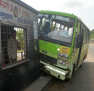 Dwarkar was hit by bus, six passengers injured | डिव्हायडरवर बस आदळली, सहा प्रवासी जखमी Dwarkar was hit by bus, six passengers injured | डिव्हायडरवर बस आदळली, सहा प्रवासी जखमी