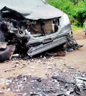 Three serious in the car crash | कार अपघातात तीन गंभीर