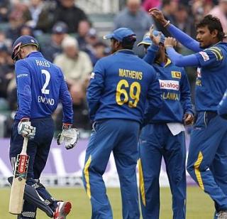 England won by six wickets in Lanka, 2-0 lead in the series | इंग्लंडचा लंकेवर सहा गड्यांनी विजय, मालिकेत २-० ने आघाडी