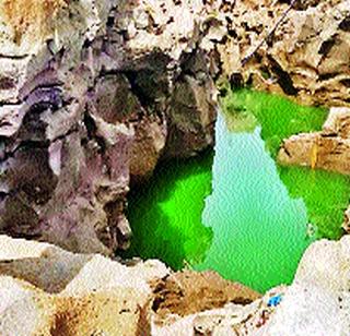 The Padmavati Kund fell for the first time, drying | पद्मावती कुंड प्रथमच पडले कोरडे The Padmavati Kund fell for the first time, drying | पद्मावती कुंड प्रथमच पडले कोरडे