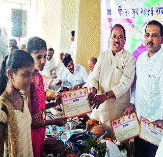 Farmers should take advantage of the schemes | शेतकऱ्यांनी योजनांचा लाभ घ्यावा Farmers should take advantage of the schemes | शेतकऱ्यांनी योजनांचा लाभ घ्यावा