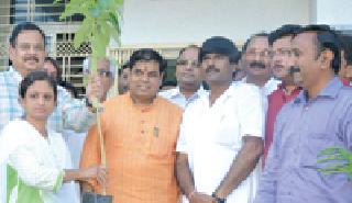 Guardian Minister Allowed Tree Allocation | पालकमंत्र्यांनी केले वृक्ष वाटप Guardian Minister Allowed Tree Allocation | पालकमंत्र्यांनी केले वृक्ष वाटप