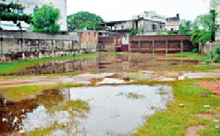 Place the right disposal of the water, or else you can cross the road | पाण्याची योग्य विल्हेवाट लावा, नाहीतर मार्गक्रमणासाठी डोंगा द्या