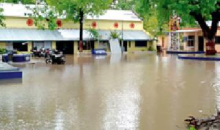 Rain water entered in Thane | ठाण्यात शिरले पावसाचे पाणी Rain water entered in Thane | ठाण्यात शिरले पावसाचे पाणी