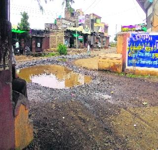 Studded water in front of Anasing Bus Station; Disadvantages of the villagers | अनसिंग बसस्थानकासमोर साचले पाणी; ग्रामस्थांची गैरसोय