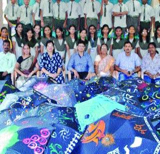 The umbrella painted by students in different colors | विविध रंगांमध्ये विद्यार्थ्यांनी रंगविली छत्री The umbrella painted by students in different colors | विविध रंगांमध्ये विद्यार्थ्यांनी रंगविली छत्री