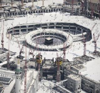 The choice of e-bracelet for Saudis selected for the safety of Haj pilgrims | हज यात्रेकरूंच्या सुरक्षेसाठी सौदीने निवडला ई-ब्रेसलेटचा पर्याय