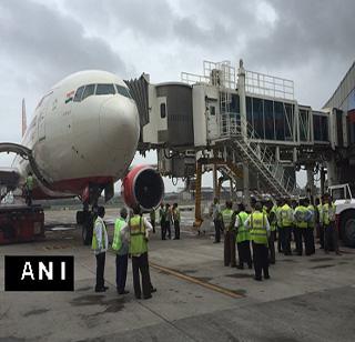 Air carrier Aeroobridge hit in Mumbai | मुंबईत एअर इंडियाच्या विमानाची एअरोब्रिजला धडक