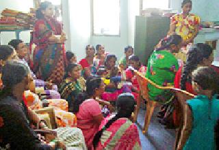Hundreds of women hit the power station | शेकडो महिलांची वीज कार्यालयावर धडक