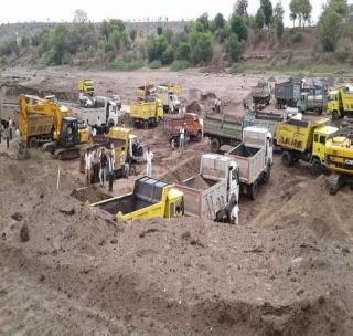 Sandy traffic from rocks | खडकपूर्णातून रेतीची चोरटी वाहतूक