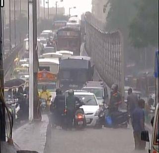 On the slow slope track, heavy rains caused traffic to collapse | मुंबई स्लो ट्रॅकवर, मुसळधार पावसामुळे वाहतूक कोलमडली