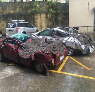 Thane: The compound wall collapses on Ghodbunder road and crashed 9 cars | ठाणे: घोडबंदर रोड येथे कंपाऊंड वॉल कोसळून ९ गाड्यांचा चक्काचूर