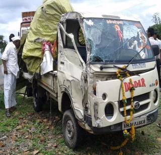 Fierce accidents near Solapur, 5 warakari dead | सोलापूरजवळ भीषण अपघात, ५ वारकरी ठार