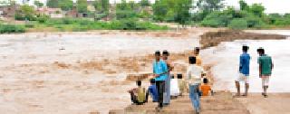 Chandrabhaga, Phugali, 1000 acres of farmland in the river water | चंद्रभागा फुगली, दर्यापुरातील हजार एकर शेती पाण्यात
