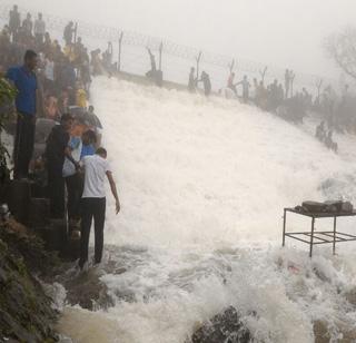 Video - Bhoshi Dharan Overflow which attracts tourists | व्हिडीओ - पर्यटकांचे आकर्षण असलेले भूशी धरण ओव्हर फ्लो