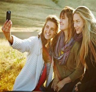 Be careful! 'Selfie Elbo' may be due to excessive self-withdrawal | सावधान ! जास्त सेल्फी काढण्याने होऊ शकतो 'सेल्फी एल्बो'