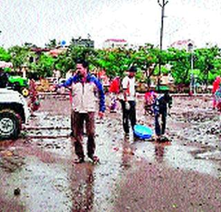 Palkhi went out as soon as she got out of the pots | पालखी प्रस्थान होताच सासवड झाले चकाचक Palkhi went out as soon as she got out of the pots | पालखी प्रस्थान होताच सासवड झाले चकाचक