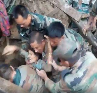 Surprise! Two days after being trapped under a dingy woman alive | आश्चर्य ! दोन दिवस ढिगा-याखाली अडकूनही महिला जिवंत