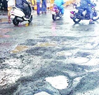 Potholes on the new railway flyover in Vasai | वसईतील नव्या रेल्वे उड्डाणपुलावर खड्डे Potholes on the new railway flyover in Vasai | वसईतील नव्या रेल्वे उड्डाणपुलावर खड्डे
