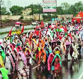 Palkhi Margot by performing the village | ग्रामप्रदक्षिणा करून पालखी मार्गस्थ Palkhi Margot by performing the village | ग्रामप्रदक्षिणा करून पालखी मार्गस्थ